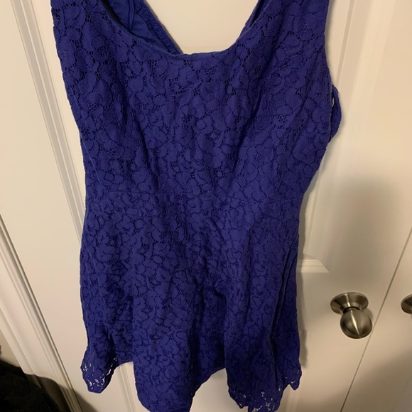 Blue laced dress - Picture 2 of 3